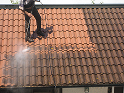 Le nettoyage d’un toit en acier à Guyans-Vennes